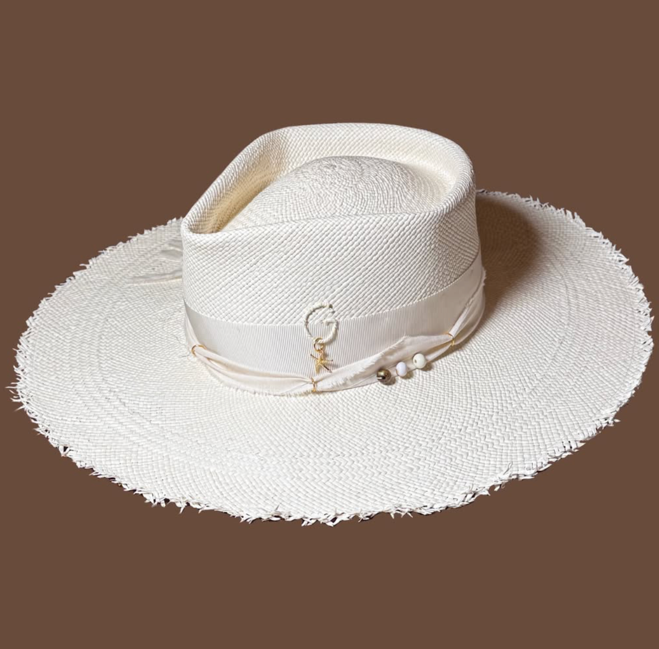 Cappello AMBITY Legame con iniziale e pietre